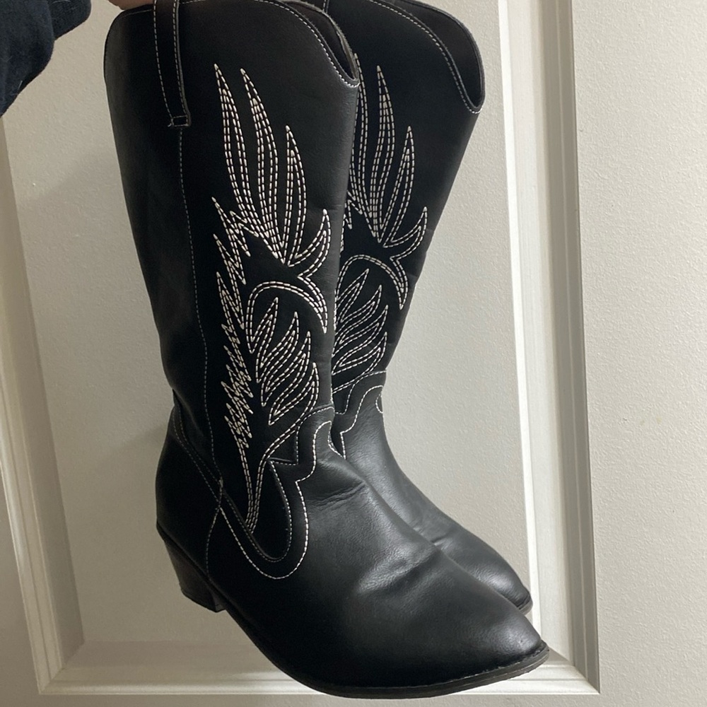 Gently worn Windsor black cowgirl boots with white embroidery size 8 women’s